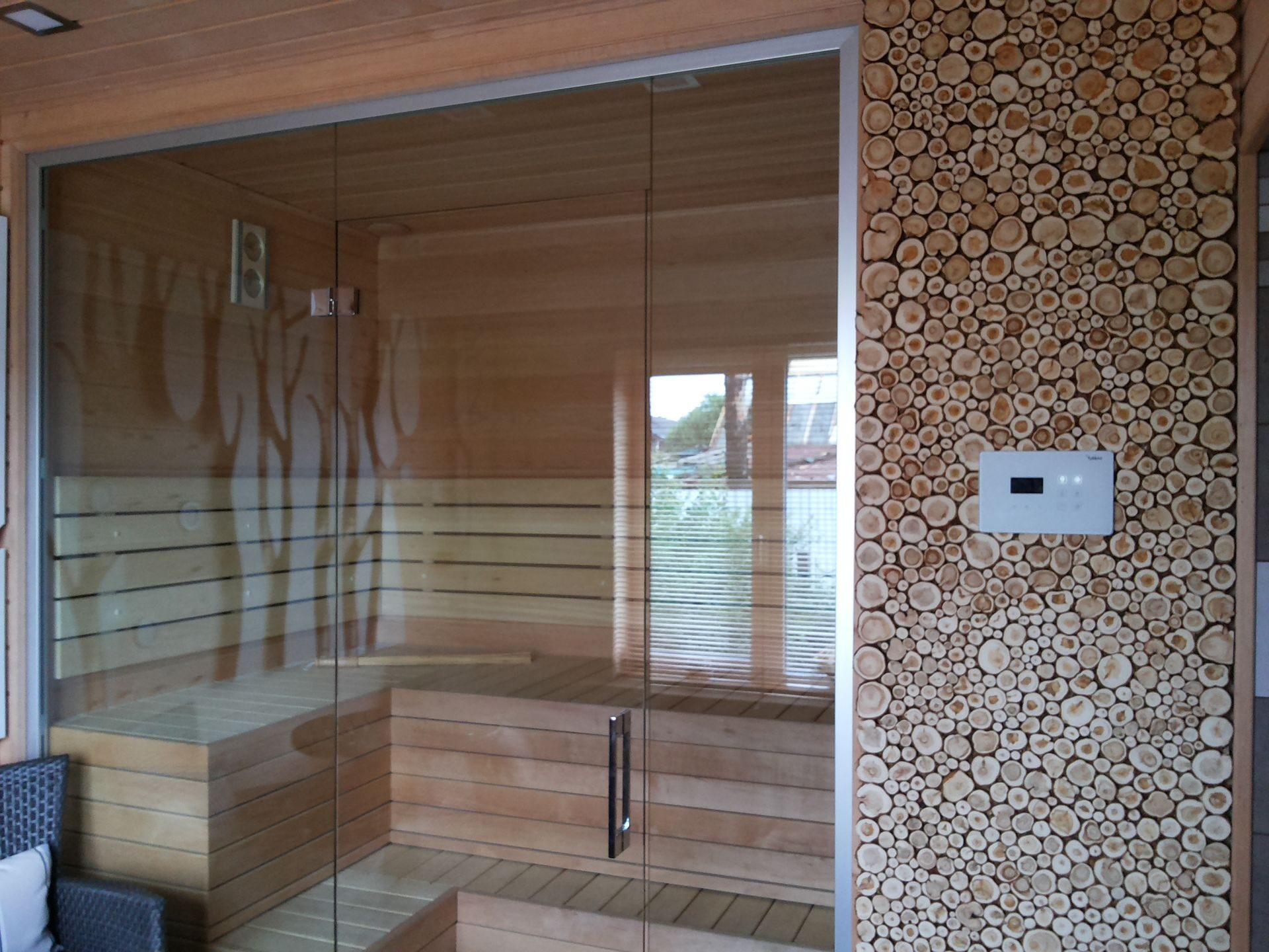 Панно можжевеловое в комнате отдыха