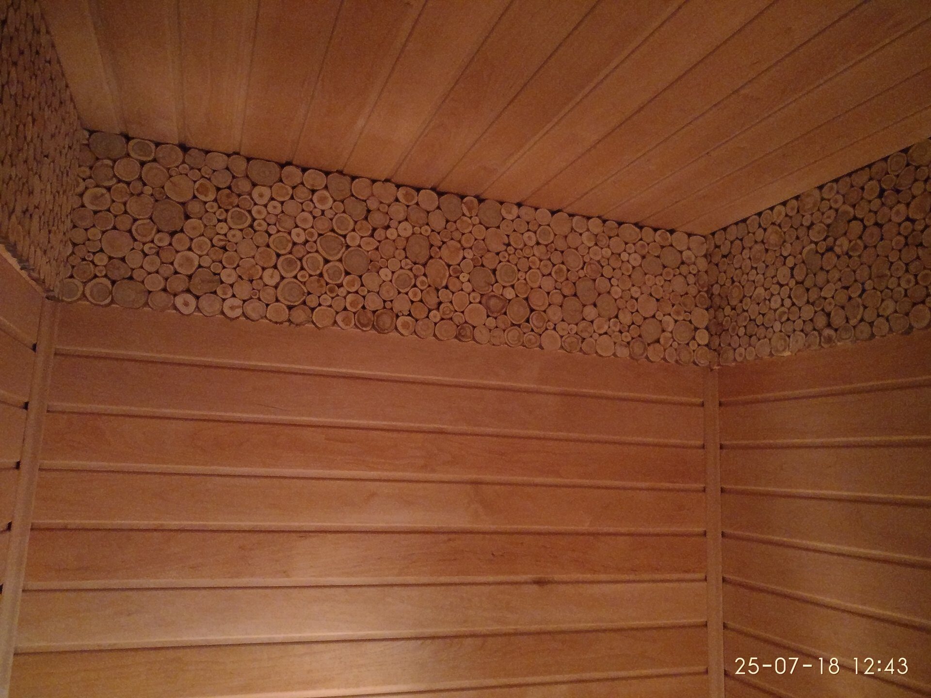 Панно из можжевельника по периметру парной